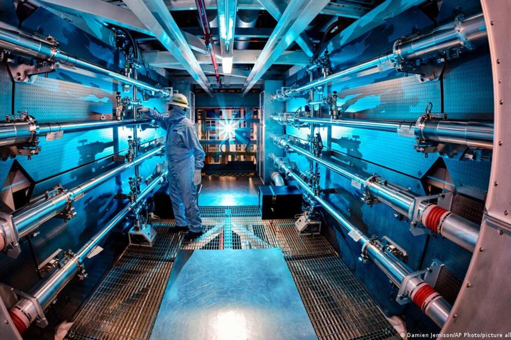 Un técnico revisa una óptica dentro de la estructura de soporte del preamplificador en el Laboratorio Nacional Lawrence Livermore en Livermore, California.