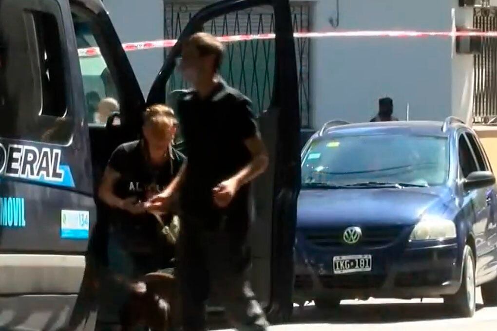 Los policías de la ciudad y, al fondo, el auto en el que viajaban Lucas González y sus amigos.