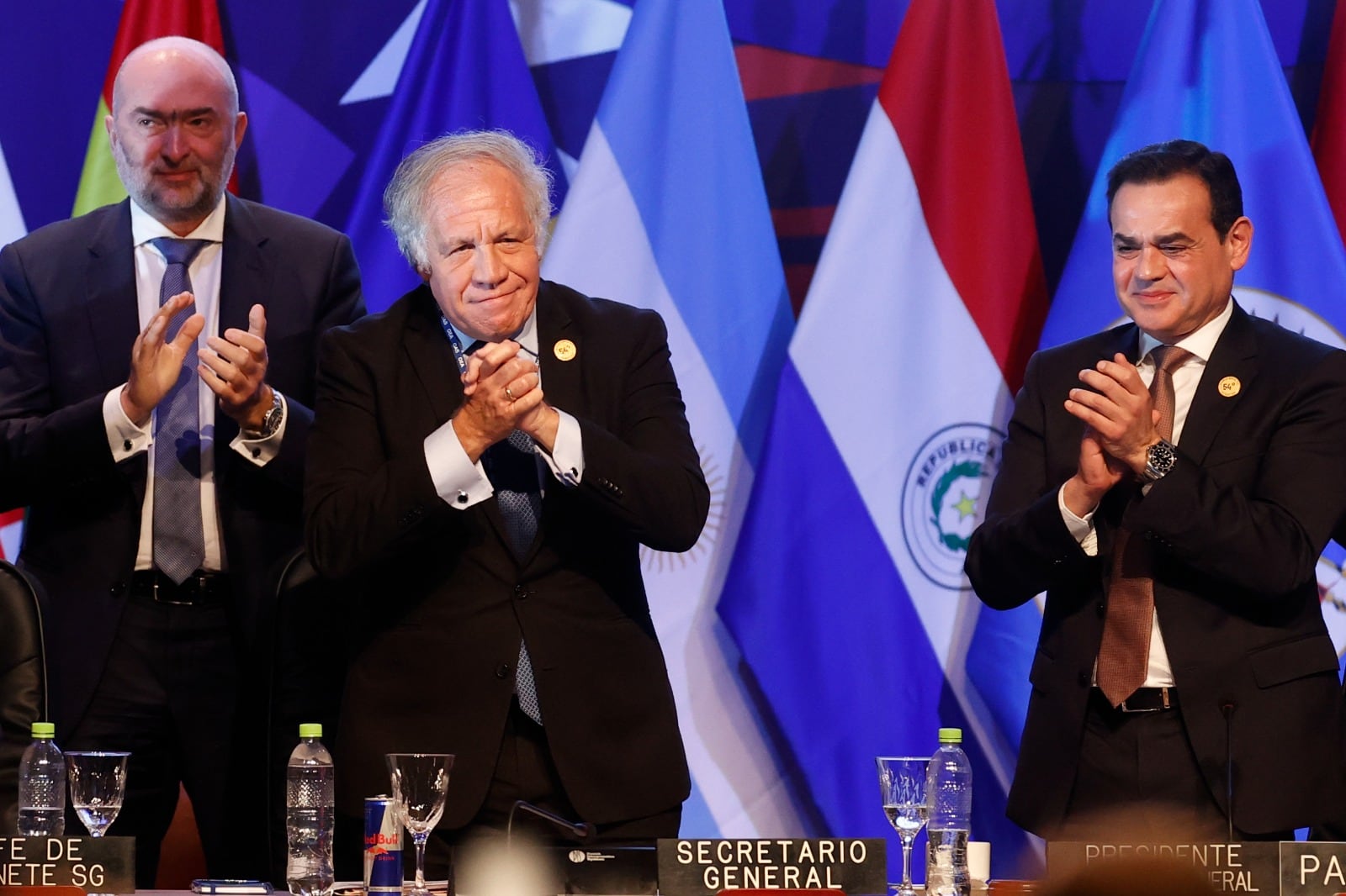 Luis Almagro (centro), secretario general de la OEA.