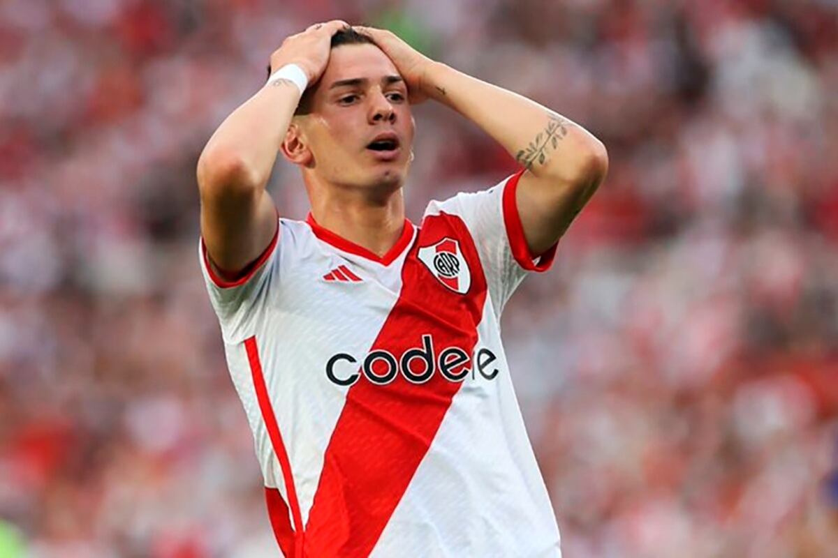 El joven Mastantuono se toma la cabeza