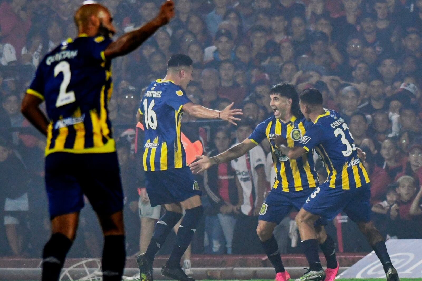 Malcorra es el receptor de todas las felicitaciones de Central. Al zurdo le dieron demasiado tiempo en el área.