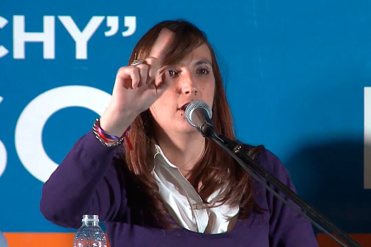 María Luz “Luchy” Alonso, actual Secretaria del Senado y precandidata a senadora nacional por el Frente de Todos, incorporó en el marco de la campaña electoral intérpretes de lengua de señas.