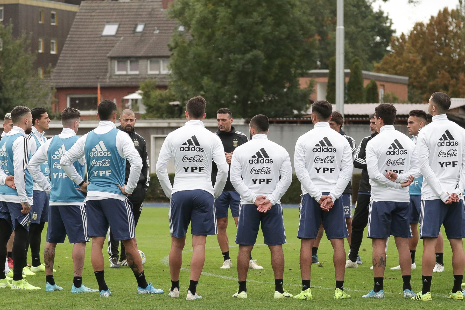 Scaloni da indiciaciones en compañía de Samuel, uno de sus ayudantes.