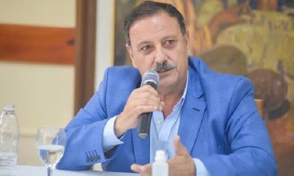 El gobernador Ricardo Quintela anunció este lunes el adelantamiento del quinto incremento salarial para el sector estatal.