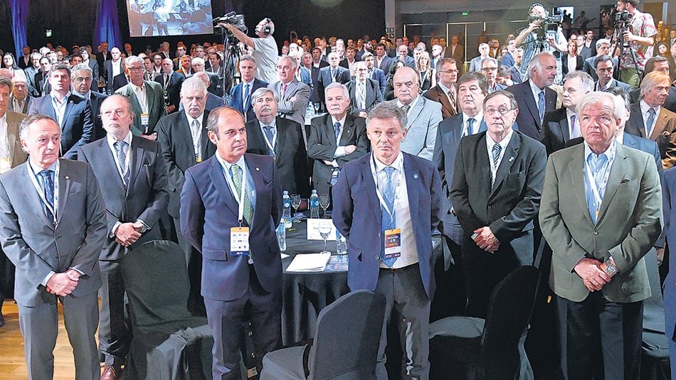 La Unión Industrial Argentina inició su conferencia anual con críticas y elogios al Gobierno.
