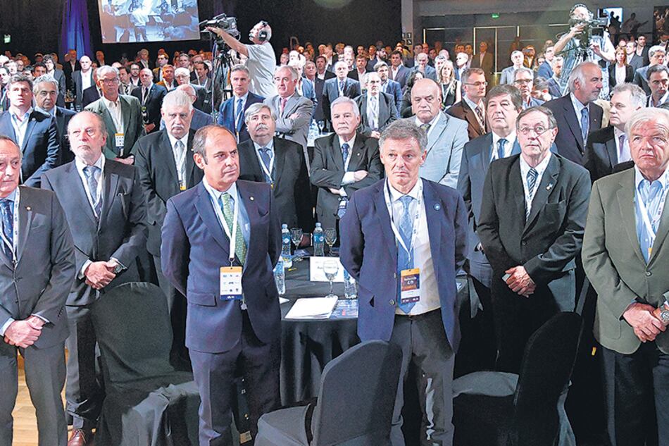 La Unión Industrial Argentina inició su conferencia anual con críticas y elogios al Gobierno.