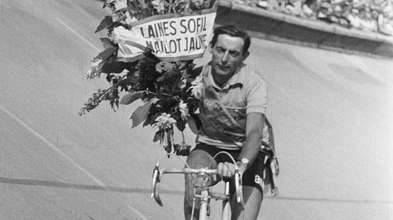 El ciclista italiano Fausto Coppi, cinco veces ganador del Giro de Italia y  bicampeón del Tour de Francia, murió el 2 de enero de 1960.