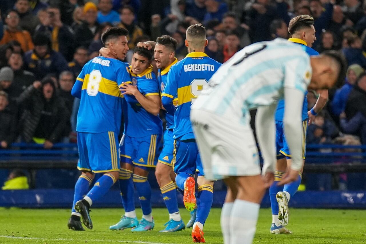 Langoni es rodeado por sus compañeros luego del primer gol