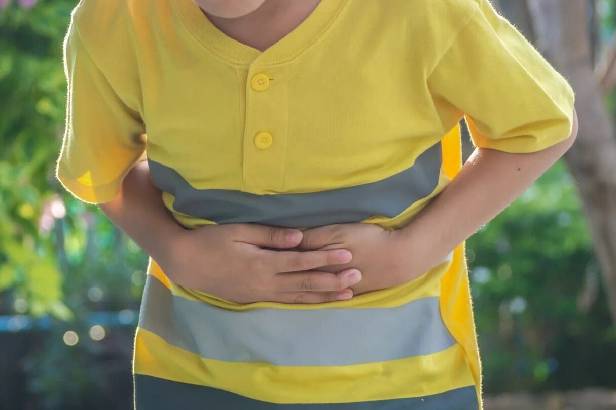 Esta hepatitis suele acarrear dolores abdominales, diarreas y vómitos.