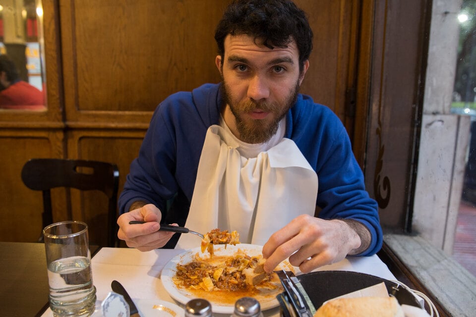 Santiago Adano, quien fue una de las personas detenidas en la represión a las protestas, tocará hoy con su grupo Julio y Agosto