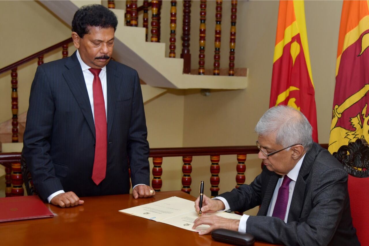 Wickremesinghe firma un documento después de asumir como presidente de Sri Lanka.