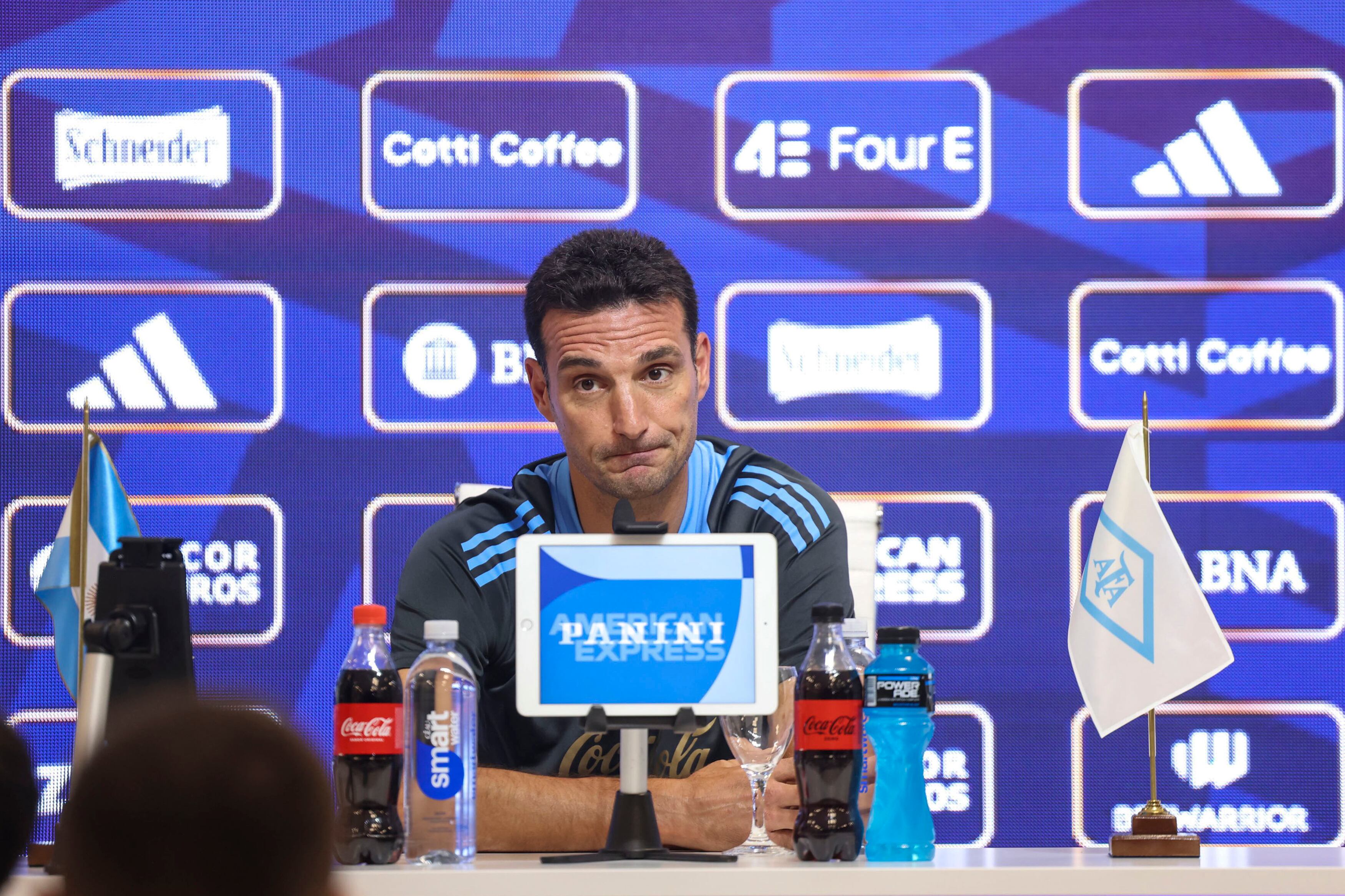 Scaloni durante la conferencia en Ezeiza