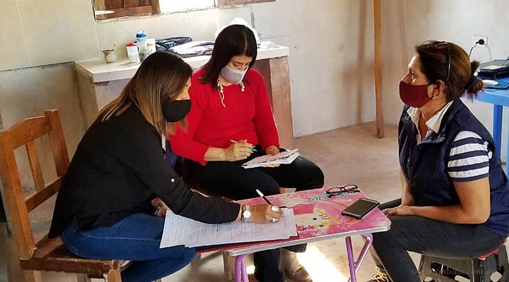 Lucía Ruiz (derecha) con integrantes de la Defensoría Pública. 