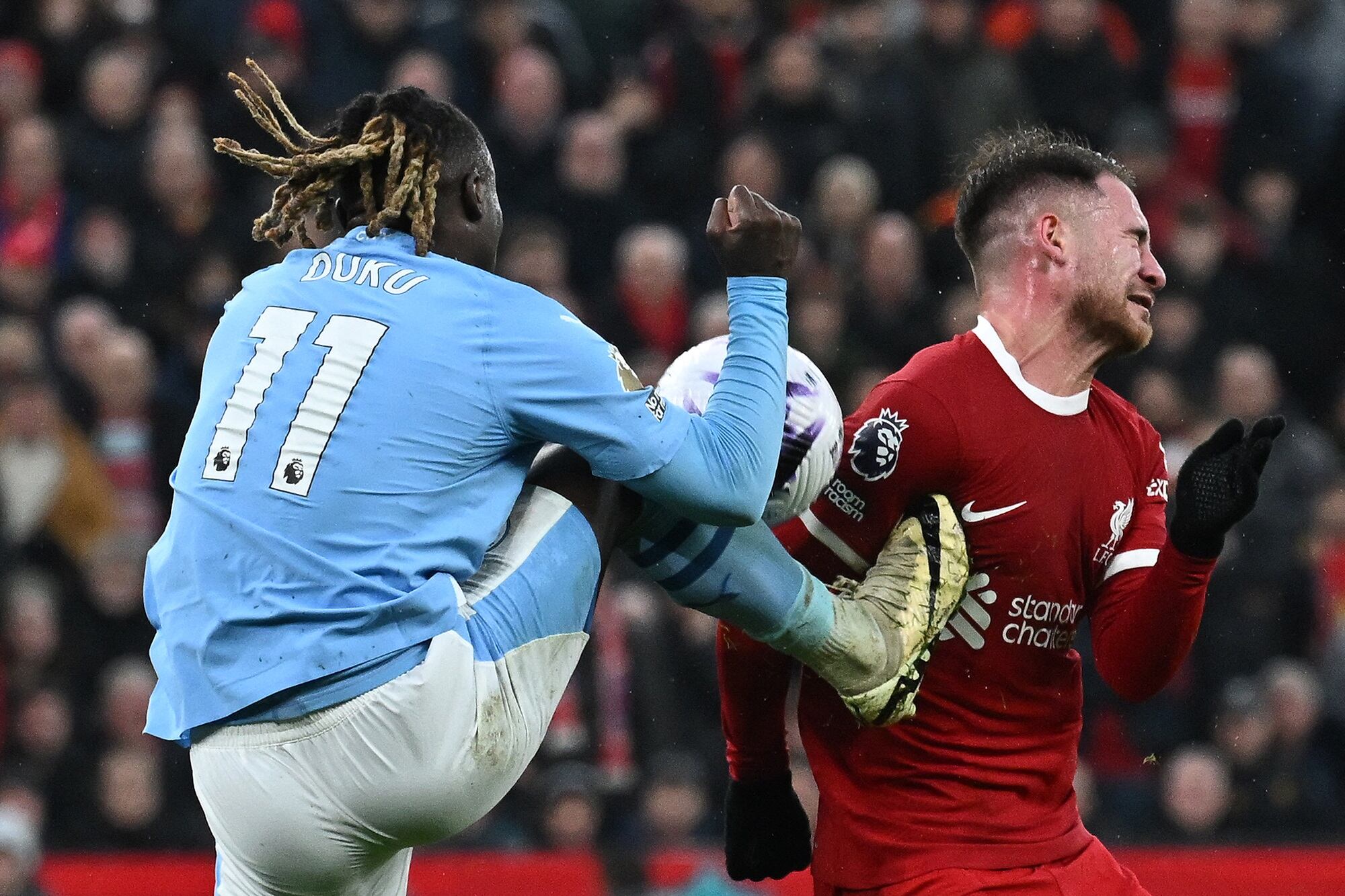 Planchazo de Doku contra Mac Allister dentro del área. "Siga, siga", para el árbitro.