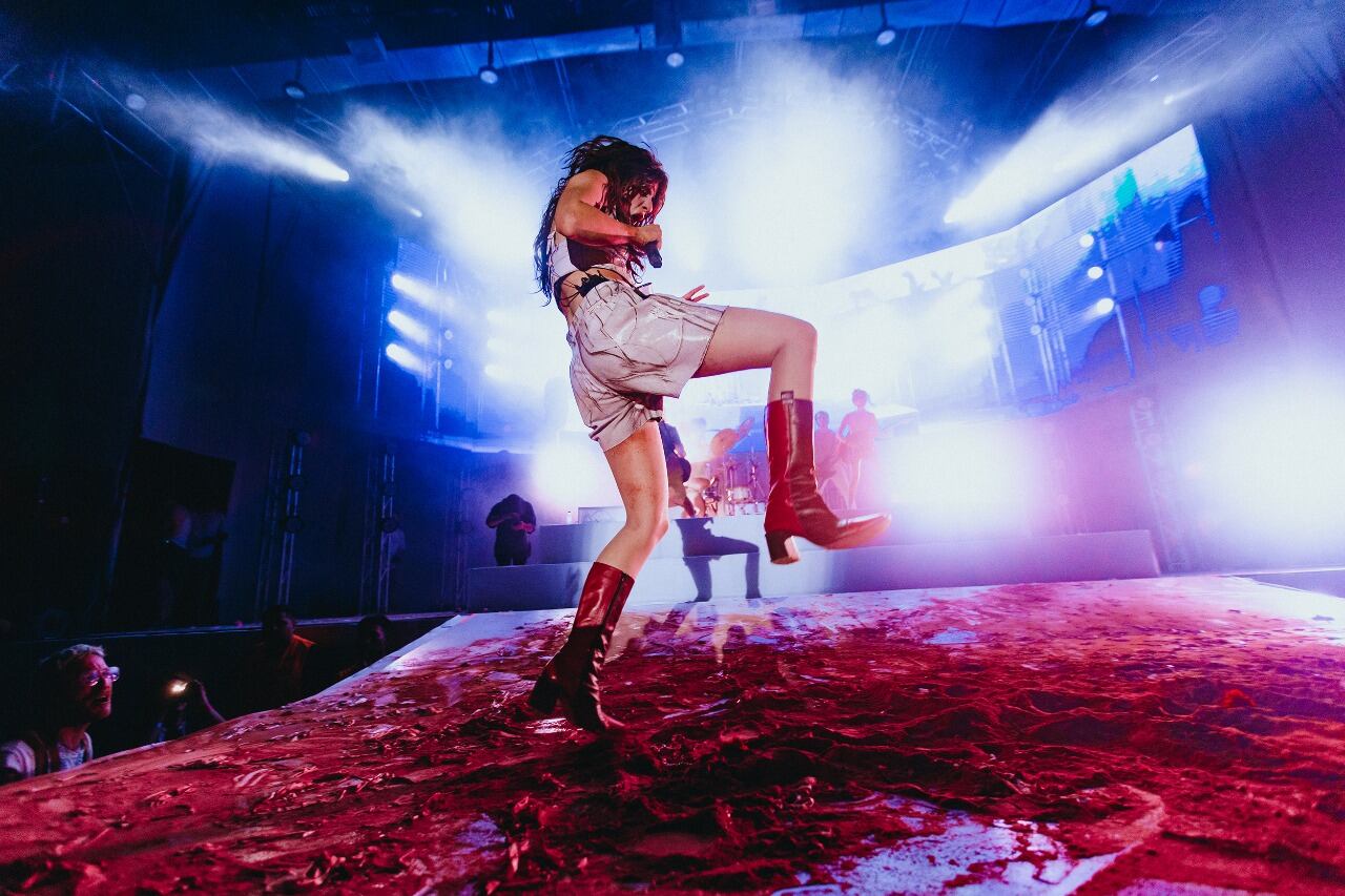 El afán performático de Marilina Bertoldi no es una novedad, pero su fundamento son las canciones.