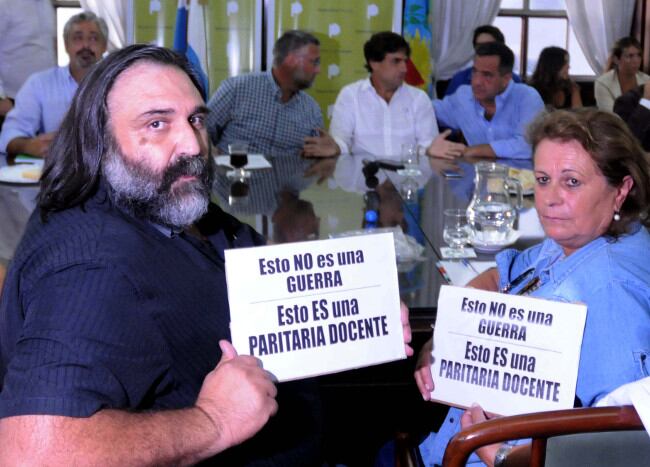 Los gremios bonaerenses fueron ayer al nuevo encuentro paritario con carteles que decían: "Esto no es una guerra. Esto es una paritaria docente".