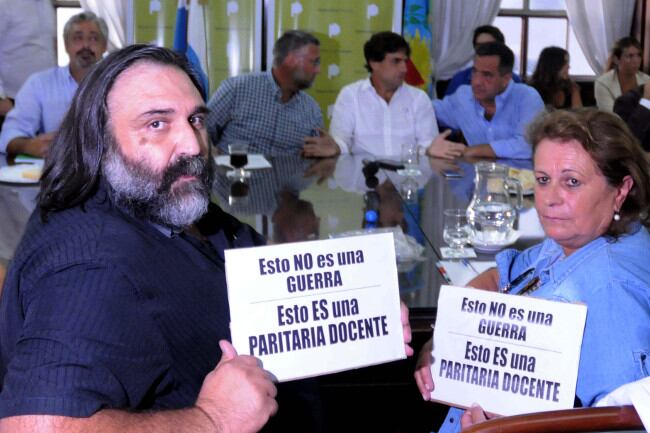 Los gremios bonaerenses fueron ayer al nuevo encuentro paritario con carteles que decían: "Esto no es una guerra. Esto es una paritaria docente".