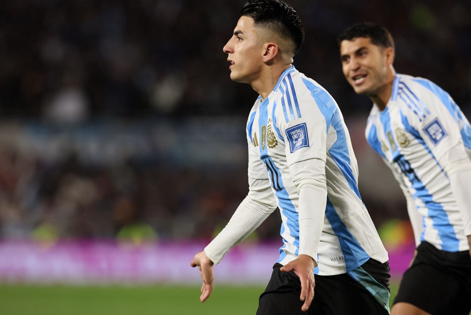 Thiago Almada festeja su gol ante Colombia