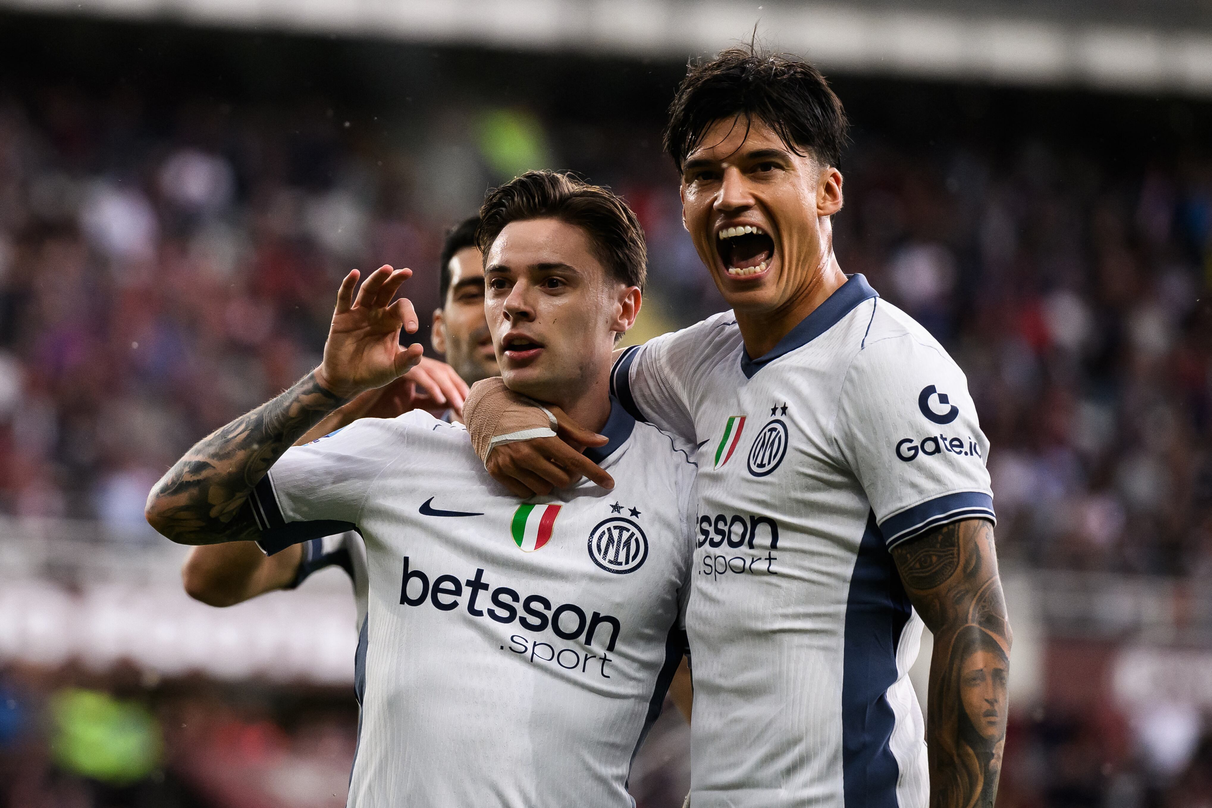 Joaquín Correa celebra el gol del polaco Zalewski