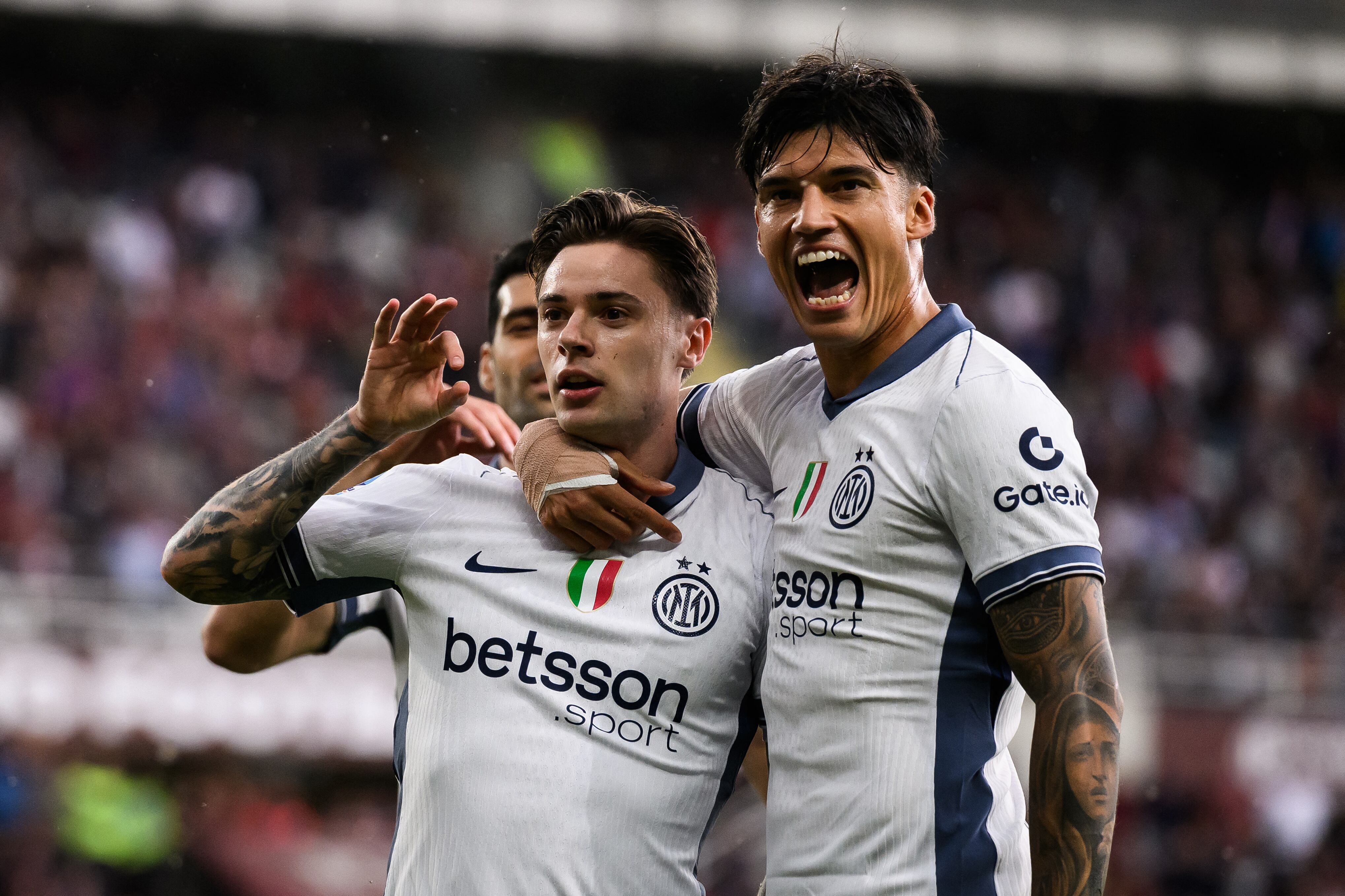 Joaquín Correa celebra el gol del polaco Zalewski