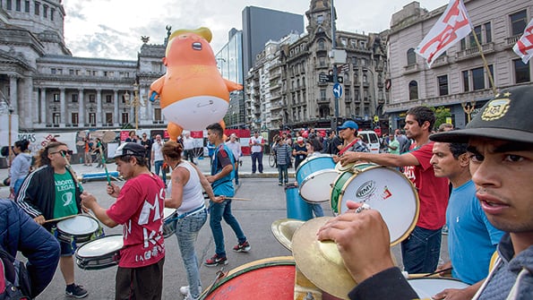 El muñeco “Baby Trump” fue uno de los protagonistas de la jornada de la “Fiesta de los Pueblos”.