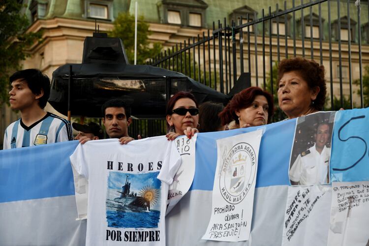 Familiares de los marinos, esta tarde en Plaza de Mayo.
