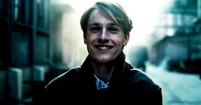 Cioma (Louis Hofmann) con su permanente sonrisa en el rostro.