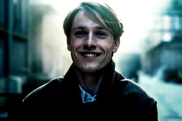 Cioma (Louis Hofmann) con su permanente sonrisa en el rostro.