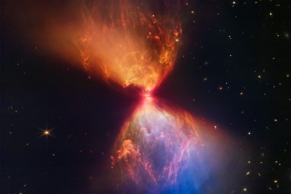 La protoestrella L1527 aún no genera su propia energía mediante la fusión nuclear del hidrógeno, una característica esencial de las estrellas. (Foto: James Webb Telescope/Twitter/ESA).