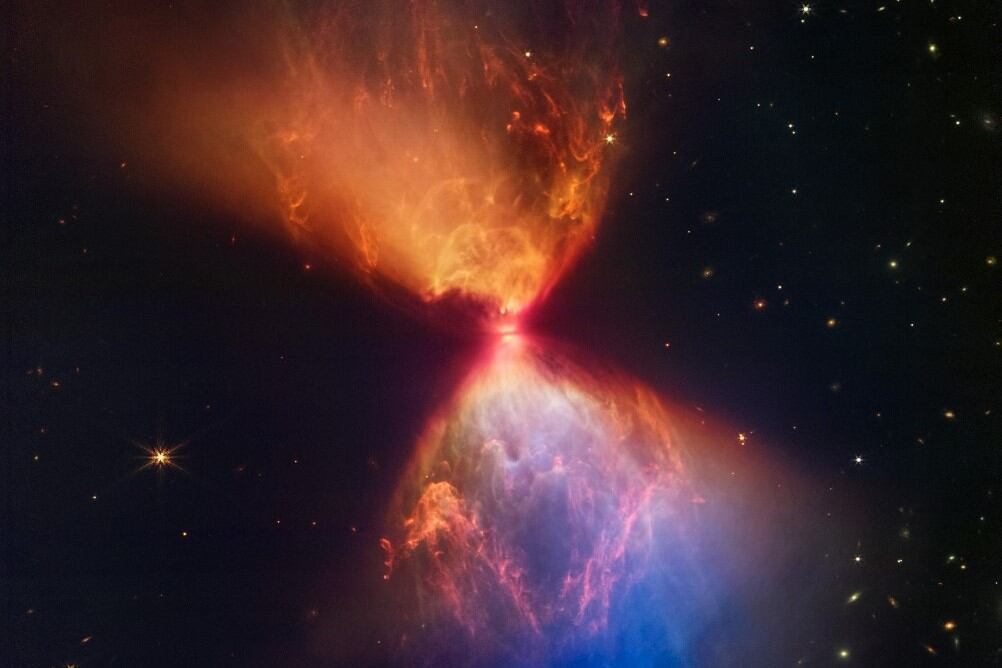 La protoestrella L1527 aún no genera su propia energía mediante la fusión nuclear del hidrógeno, una característica esencial de las estrellas. (Foto: James Webb Telescope/Twitter/ESA).