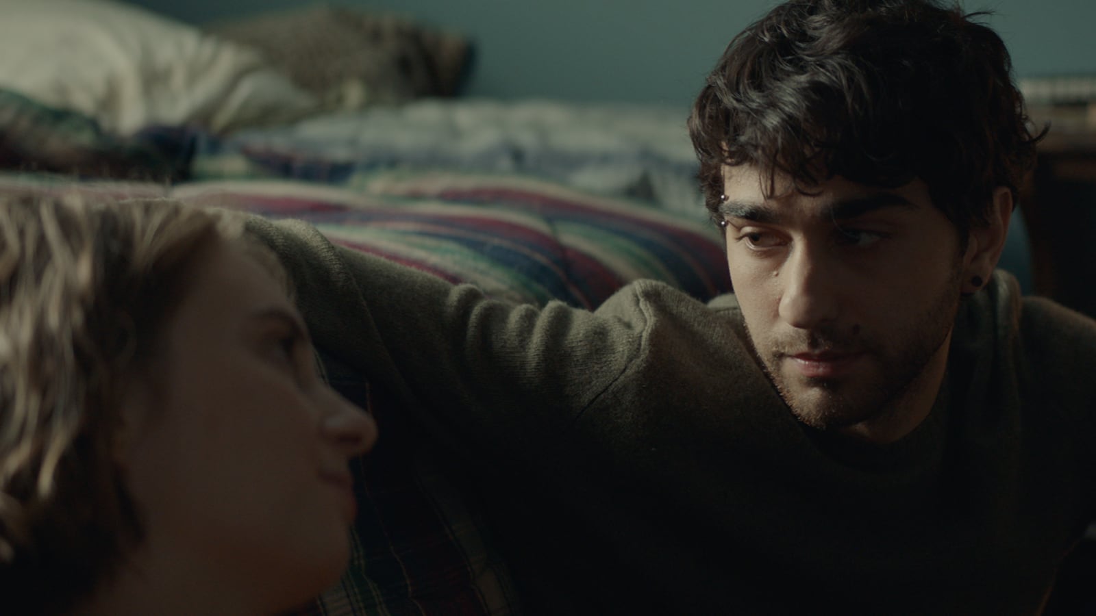 Maya Hawke y Alex Wolff en una escena de "Capital humano", dirigida por Marc Meyers. 