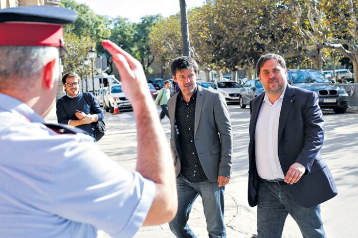 Oriol Junqueras (der.), vice catalán depuesto y líder de ERC, apoya la participación en los comicios.