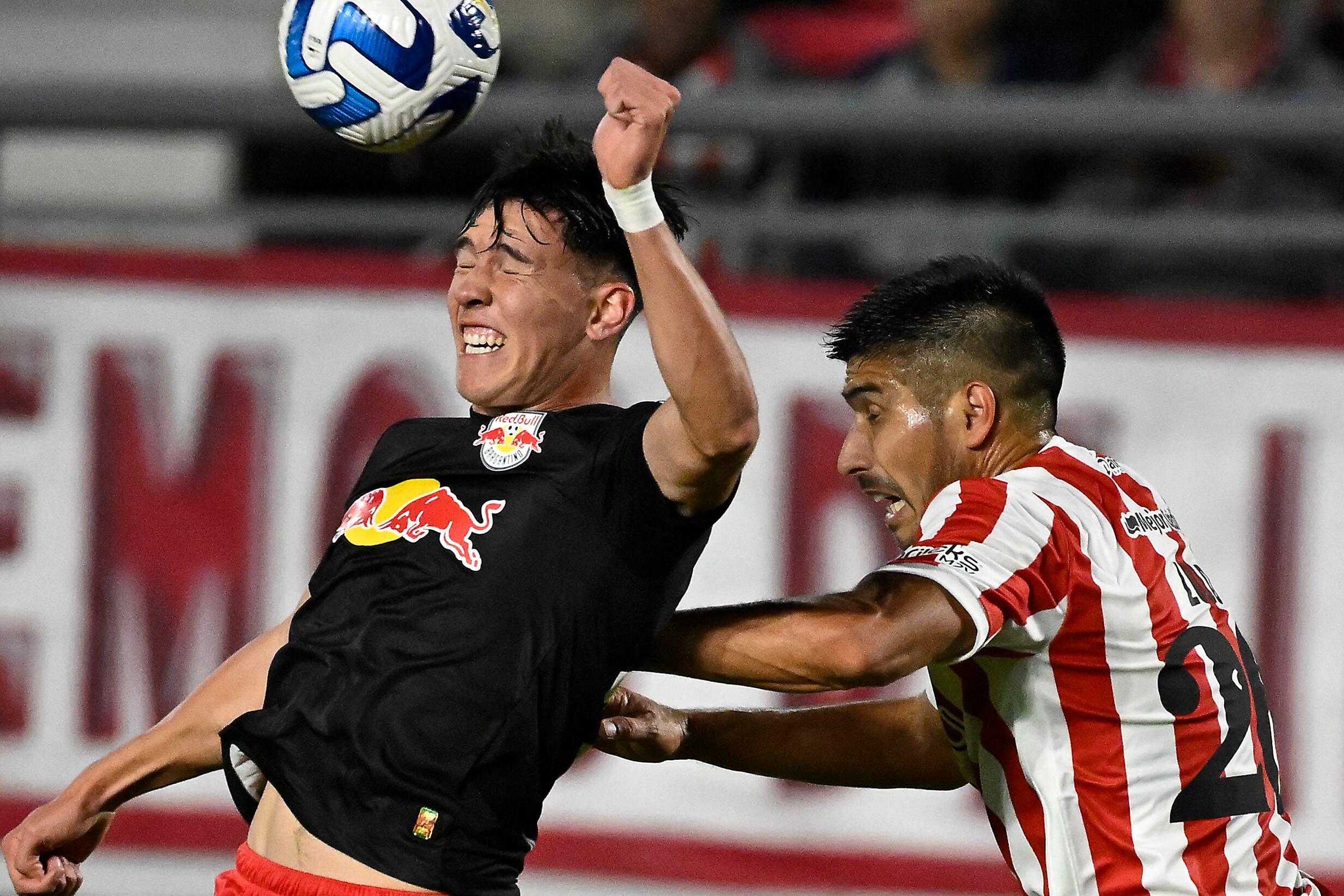 Luciano Lollo en acción para Estudiantes