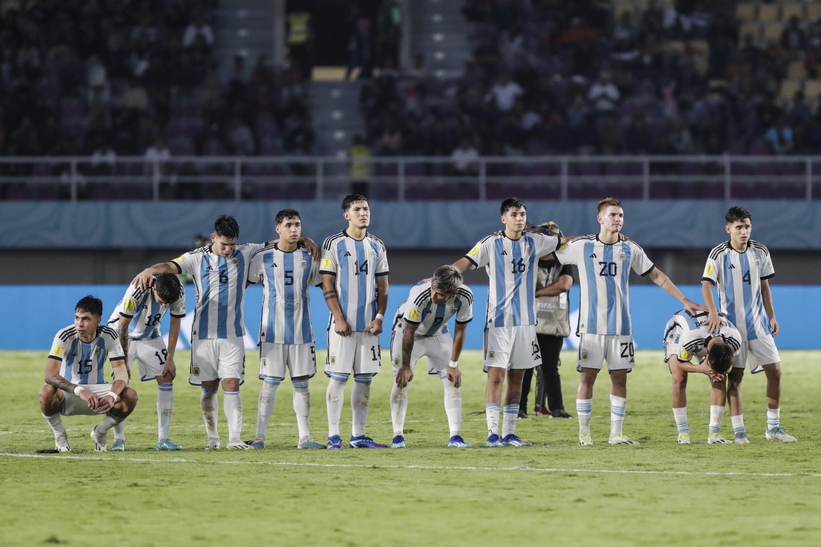 Los pibes esperan uno de los disparos alemanes en los penales. Echeverri se agarra la cabeza tras su yerro