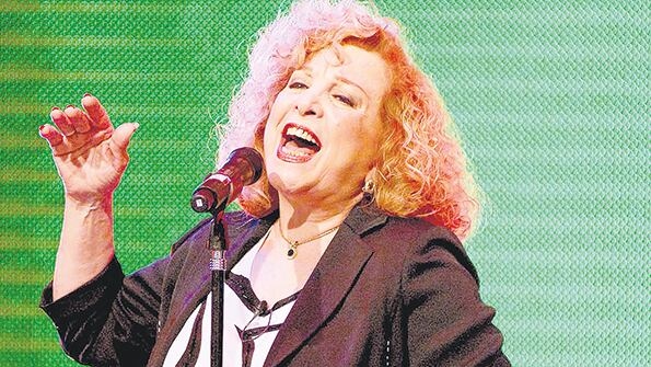 Rivas aprendió a hablar y cantar al mismo tiempo; a los cinco años debutó en el Teatro Metropol de Chivilcoy.