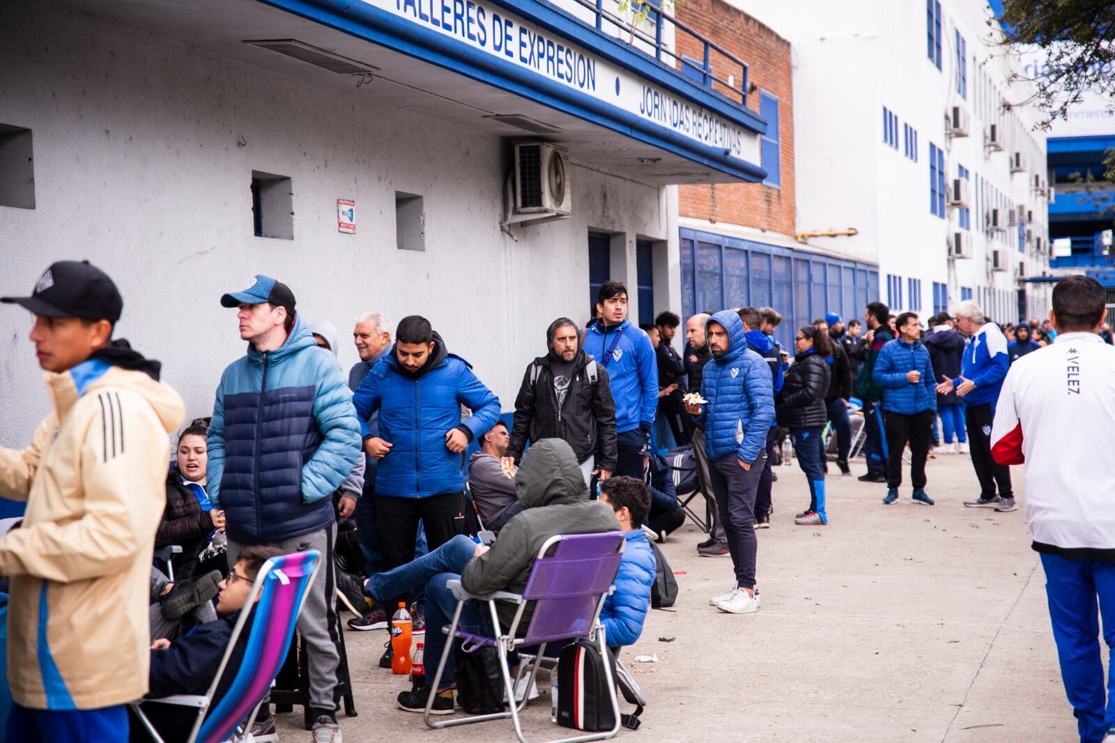 La gente hizo una larga fila por las entradas