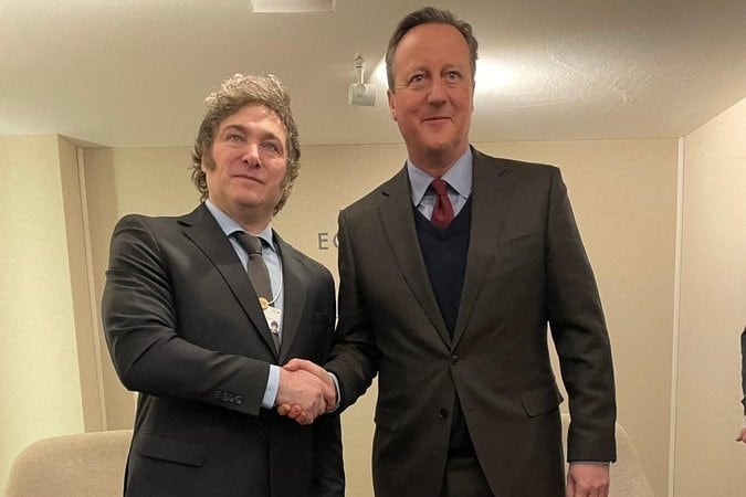 El presidente Javier Milei con el excanciller británico, David Cameron.