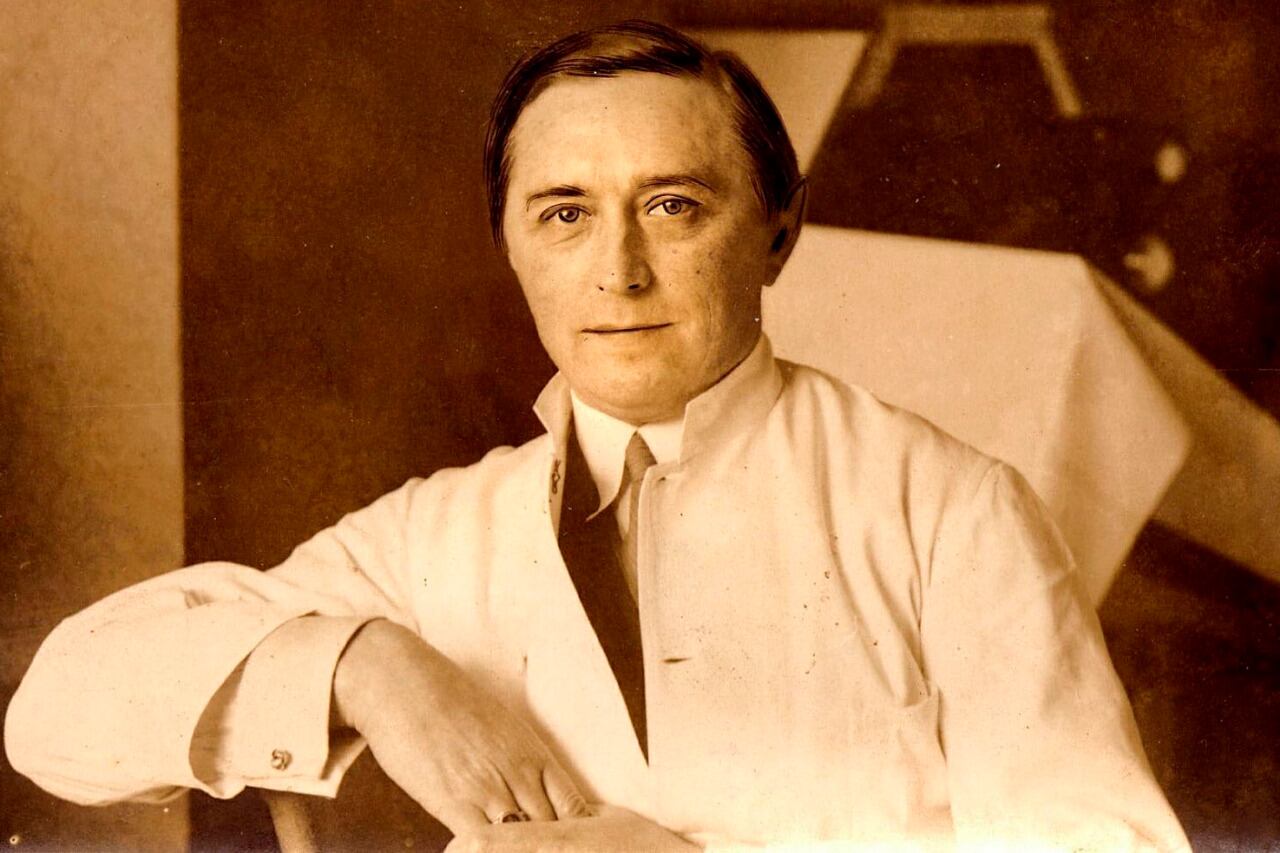 Carl Peter Vaernet, danés de nacimiento y nazi por adopción, fue tratado con privilegios, y sacado del campo de prisioneros en el que estaba por autoridades inglesas y suecas porque tenían interés en su "tratamiento de la homosexualidad".