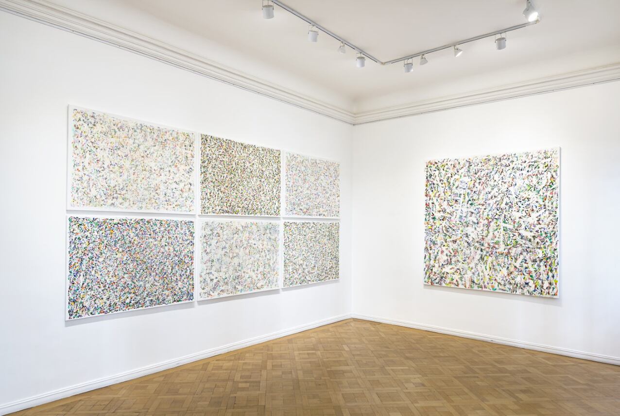 Vista parcial de la exposición de Astica en Smart Gallery. Abajo: Pintura de Astica (Gentileza Patricio Pidal)