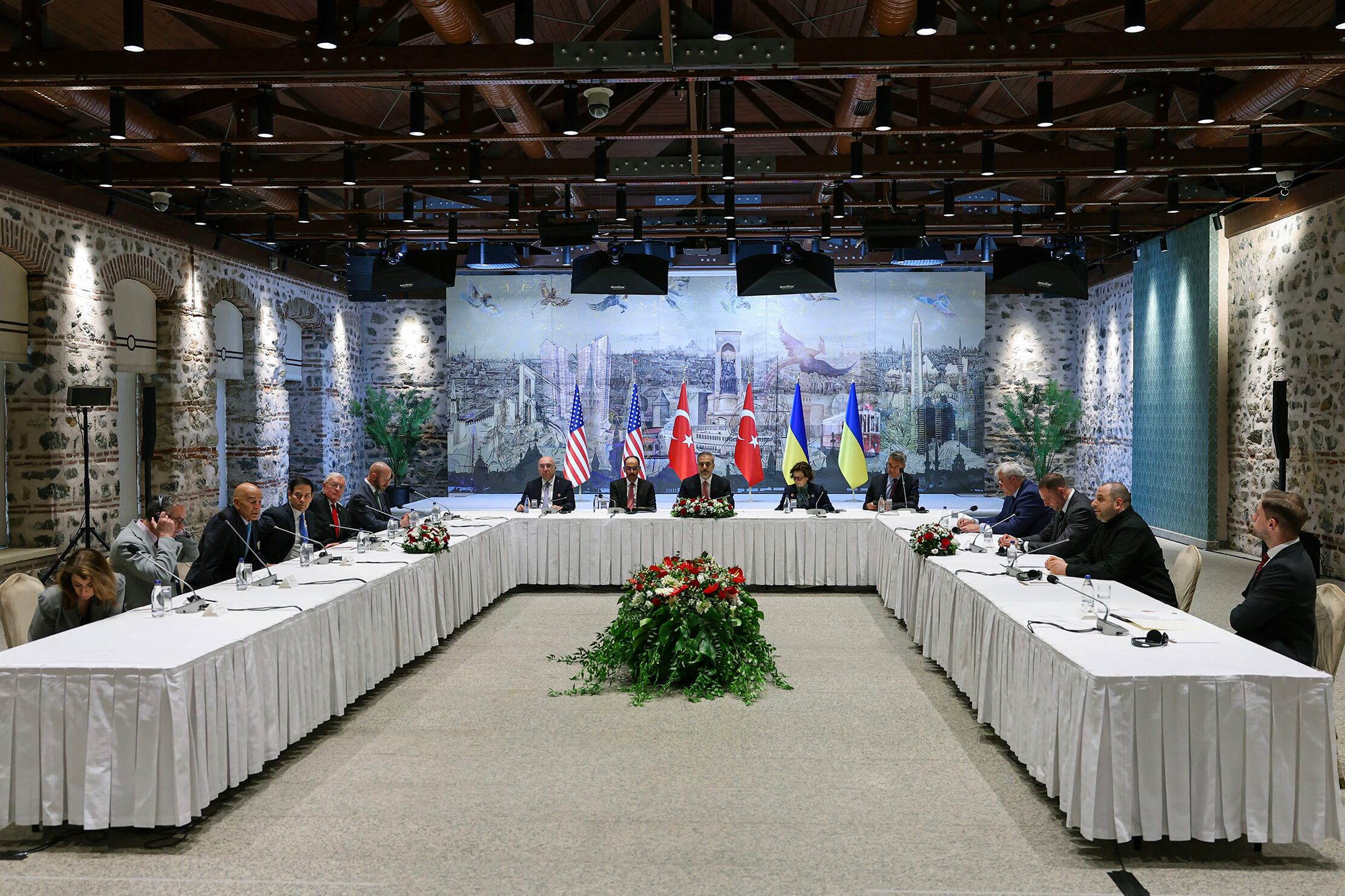 Delegados de Ucrania, Rusia, EE.UU. y Turquía negocian en Estambul.