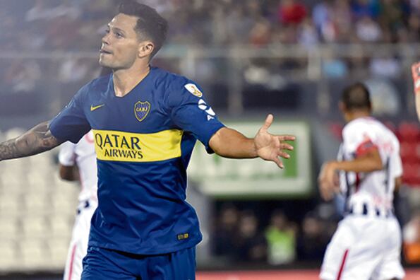 Mauro Zárate festeja su gol, fruto de una muy buena habilitación de Darío Benedetto.