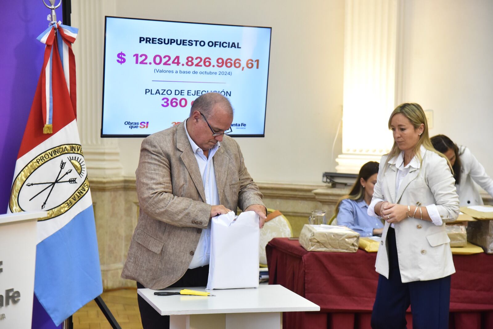 El secretario Julián Galdeano en la apertura de sobres.