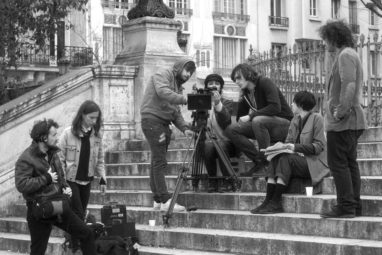 Los jóvenes sostienen discusiones sobre temas múltiples en medio de una atmósfera nostálgica.