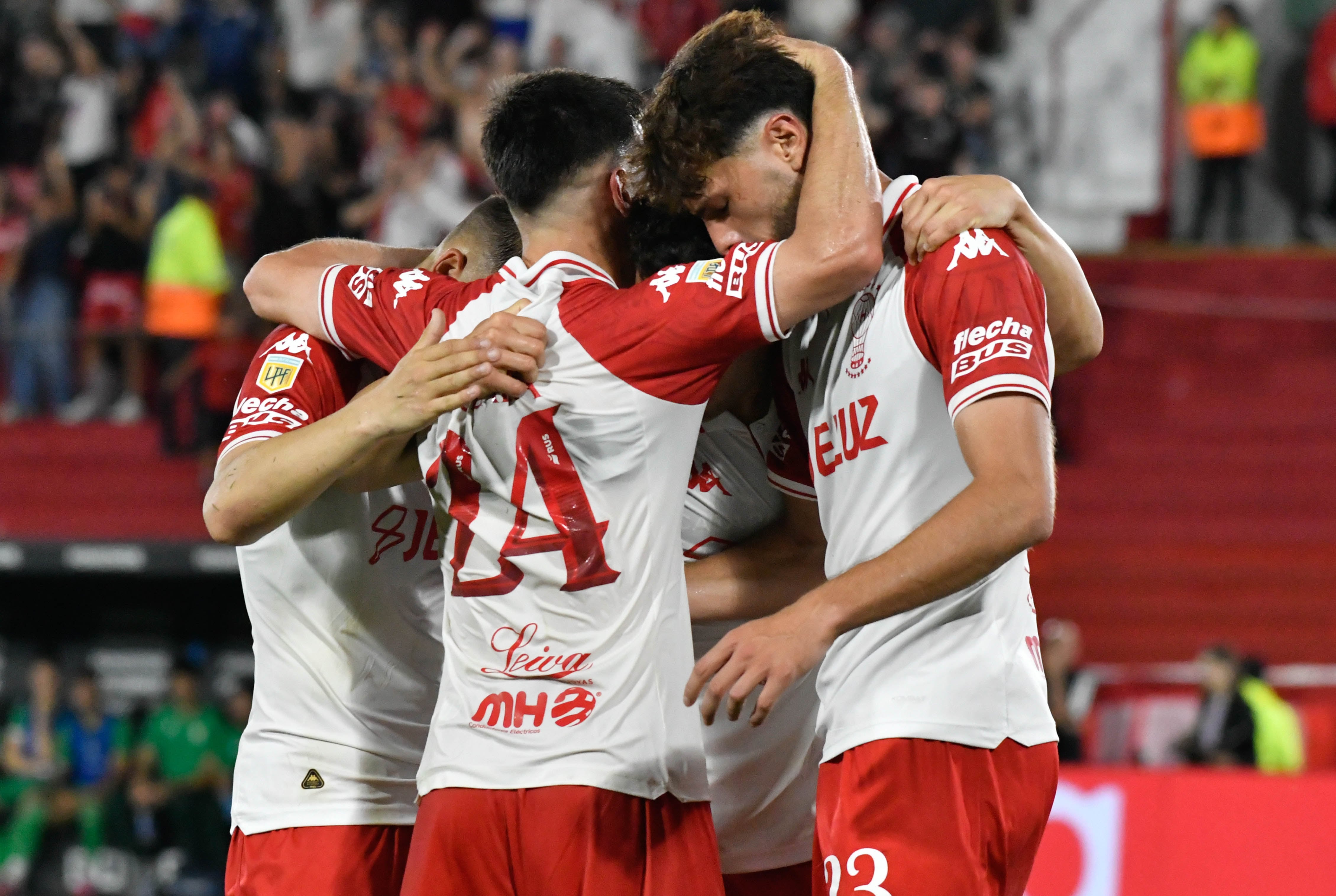 Un abrazo quemero para celebrar el valioso gol