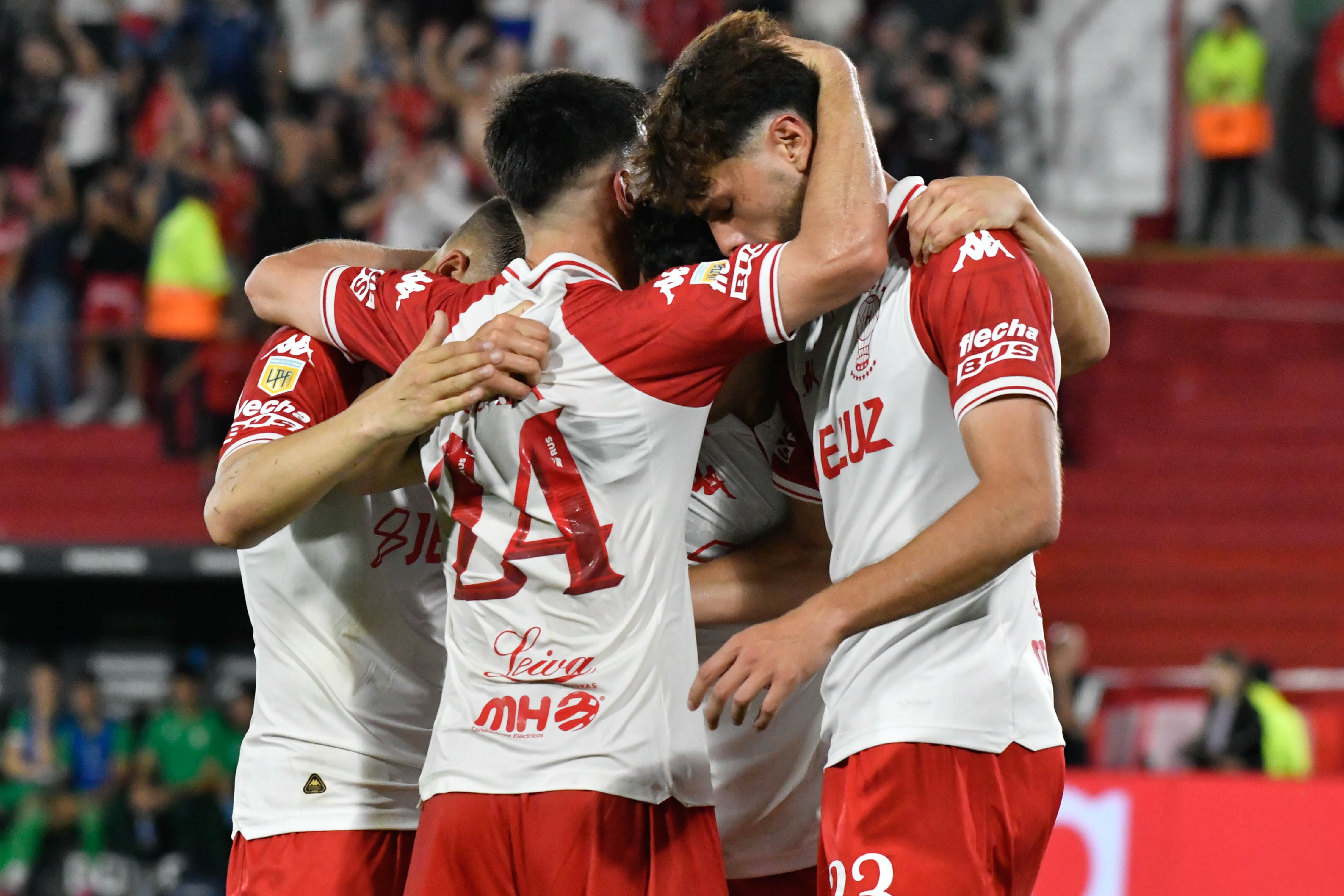 Un abrazo quemero para celebrar el valioso gol