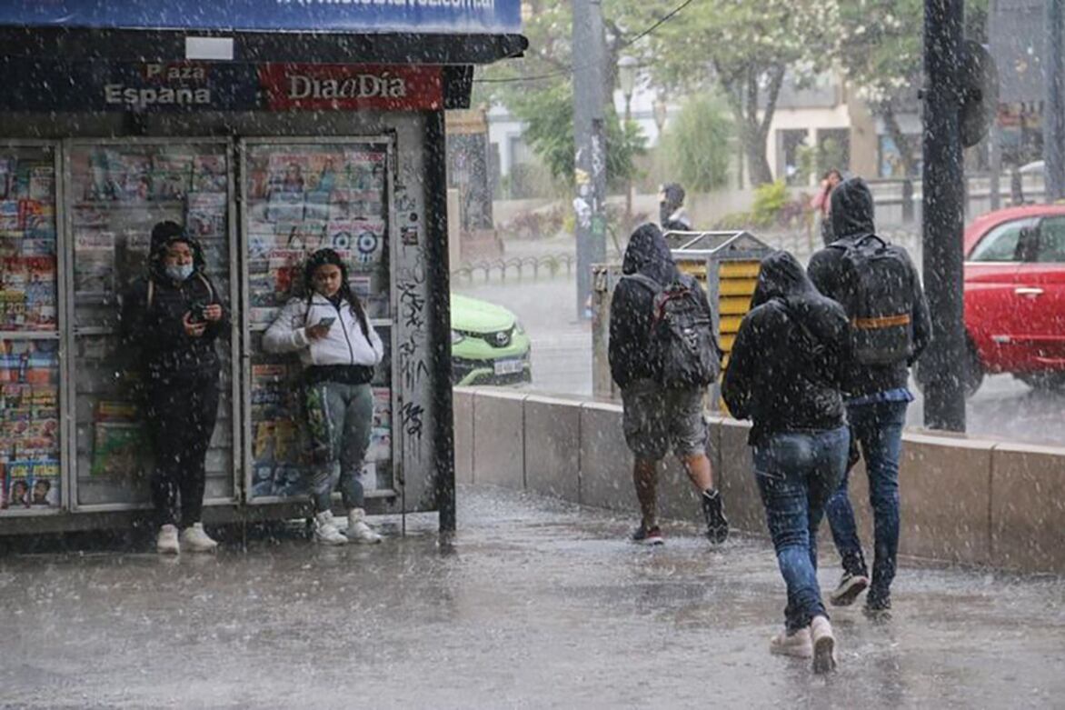 Varias provincias están bajo alerta del SMN por lluvias y vientos intensos.