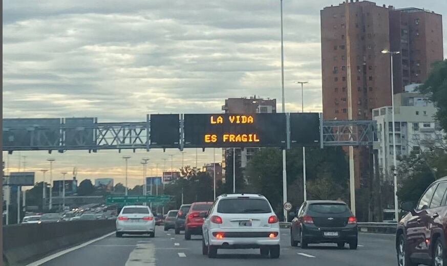 El nietzcheano que programa los carteles de la autopista, por @_prospernia.