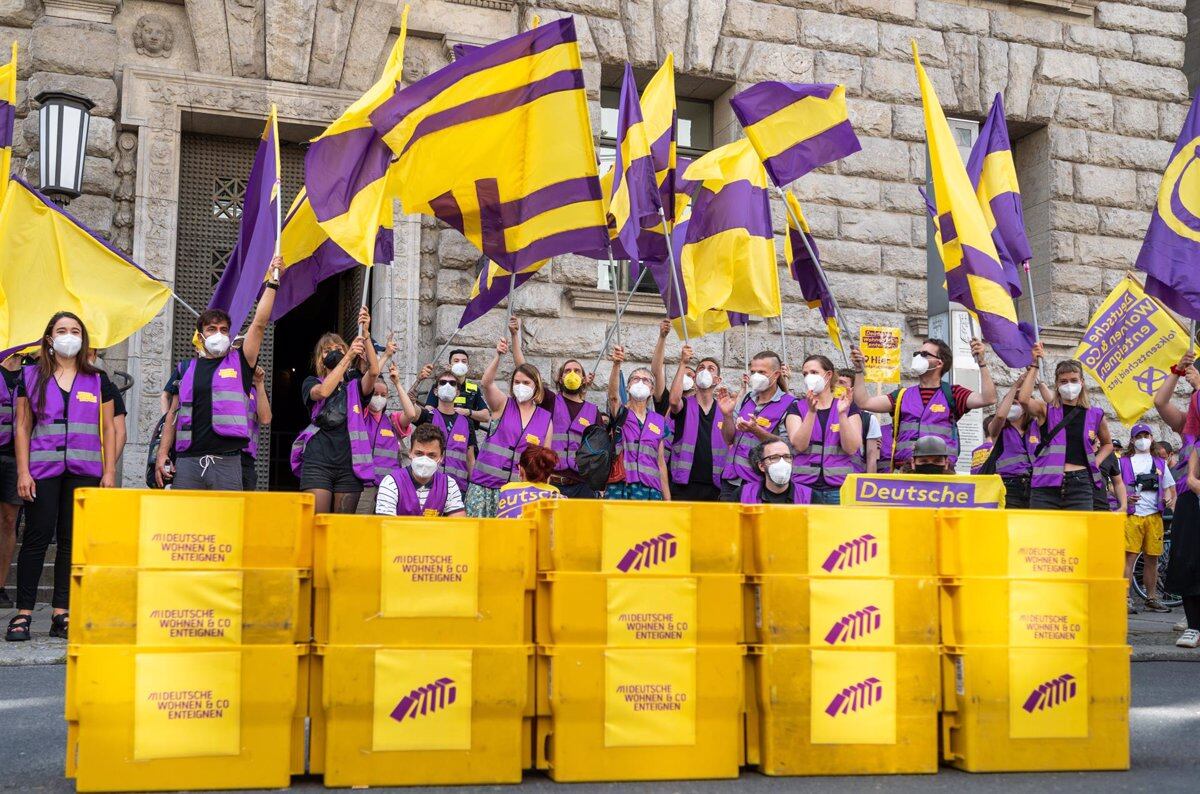 Impulsores del referéndum sobre la expropiación de240 mil viviendas en Berlín. 