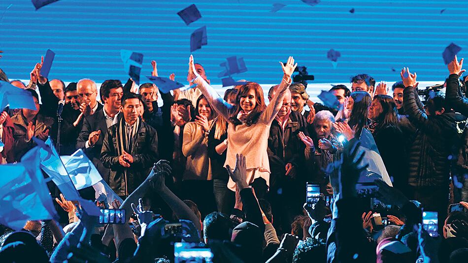 La candidata de Unidad Ciudadana, Cristina Kirchner, debió esperar hasta cerca de las 4 para anunciar su triunfo.