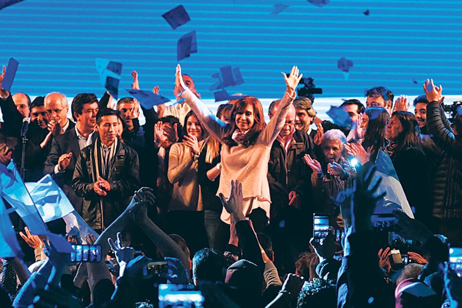 La candidata de Unidad Ciudadana, Cristina Kirchner, debió esperar hasta cerca de las 4 para anunciar su triunfo.